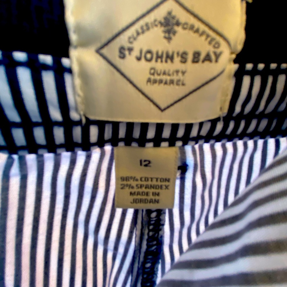 Navy stripe cargo short like new. Zip up stretch waist. Comfortable.